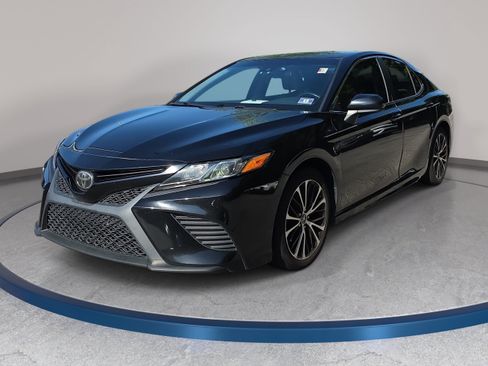 Used 2019 Toyota Camry SE FWD image 1