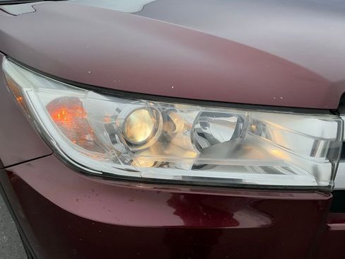 Used 2019 Toyota Highlander Plus w/ Carpet Mat Package (TMS) FWD image 8