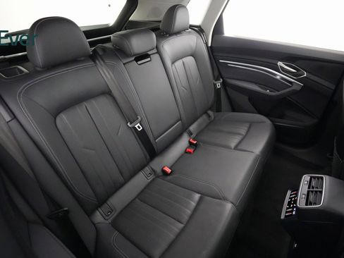 Used 2024 Audi Q8 e-tron Premium Plus w/ Premium Plus Package image 9