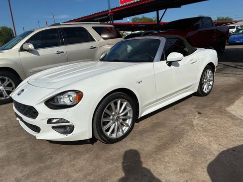 Used 2017 FIAT 124 Spider Lusso RWD image 2