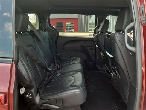 Certified 2020 Chrysler Pacifica Touring-L image 28