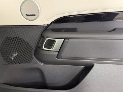 Certified 2025 Land Rover Discovery S image 28