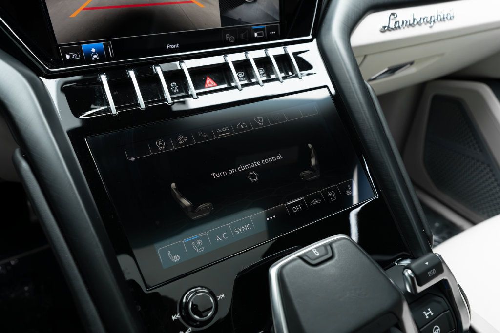 Used 2022 Lamborghini Urus AWD/4WD image 32