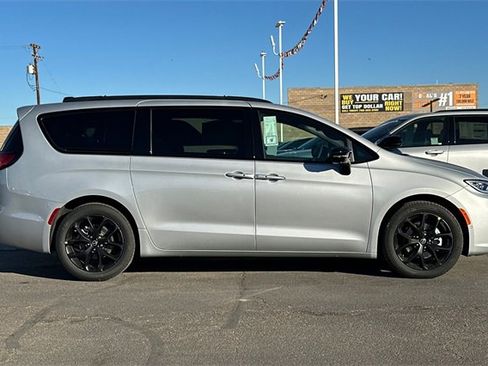 New 2026 Chrysler Pacifica Select w/ S Appearance Package image 2