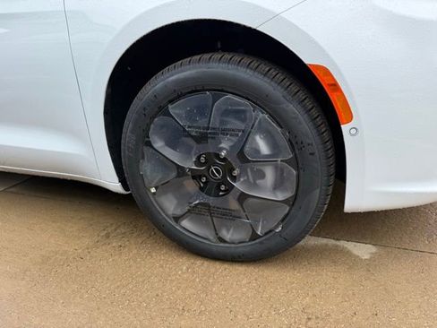 New 2026 Chrysler Pacifica Limited w/ S Appearance Package image 4