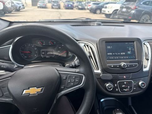 Used 2017 Chevrolet Malibu LT FWD image 18