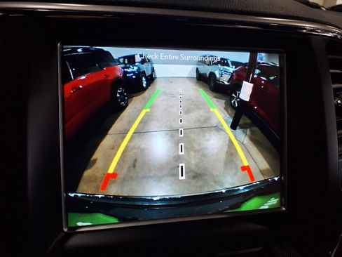 Used 2018 Jeep Grand Cherokee Limited image 17