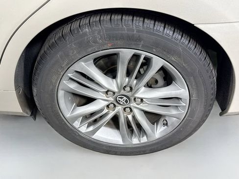 Used 2015 Toyota Camry SE w/ Moonroof Package image 29