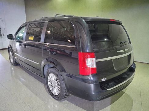 Used 2015 Chrysler Town & Country Touring-L image 19