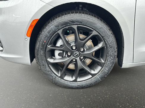 New 2026 Chrysler Pacifica Select w/ S Appearance Package image 11