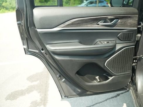 Used 2022 Jeep Grand Cherokee Limited AWD/4WD image 17