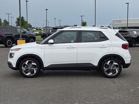 Used 2025 Hyundai Venue SEL FWD image 3