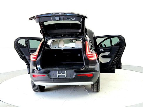 Used 2021 Volvo XC40 T5 Momentum w/ Premium Package AWD/4WD image 11