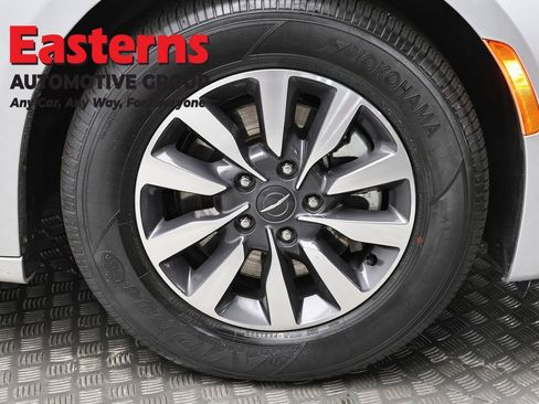 Used 2023 Chrysler Pacifica Touring-L FWD image 32