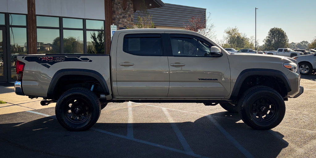Used 2018 Toyota Tacoma TRD Off-Road AWD/4WD image 29