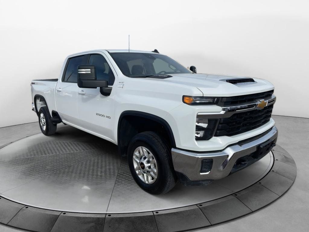 Used 2024 Chevrolet Silverado 2500 LT AWD/4WD image 3