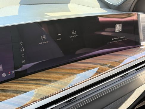 Certified 2026 Cadillac Escalade ESV Platinum Luxury w/ LPO, Radiant Package AWD/4WD image 28
