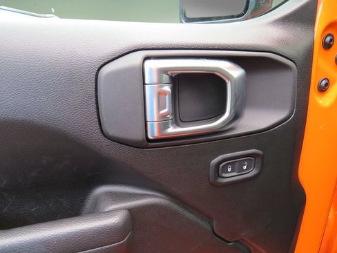 Used 2025 Jeep Wrangler Sport AWD/4WD image 16