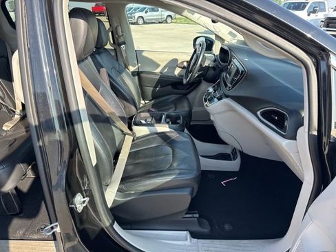 Used 2017 Chrysler Pacifica Touring-L FWD image 7