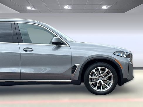 Used 2025 BMW X5 xDrive40i w/ Parking Assistance Package AWD/4WD image 34