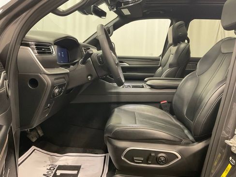 Used 2023 Jeep Wagoneer L Series III w/ Premium Group I image 4