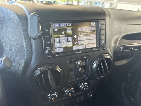 Used 2017 Jeep Wrangler Unlimited Rubicon AWD/4WD image 13
