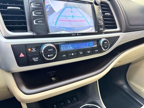Used 2014 Toyota Highlander XLE image 22