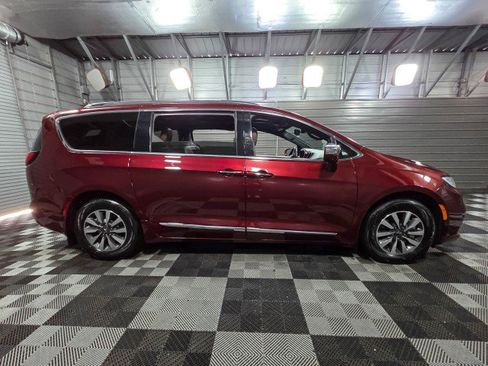Used 2021 Chrysler Pacifica Limited w/ Uconnect Theater Family Group FWD image 9