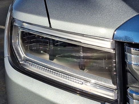 Used 2023 GMC Acadia SLE w/ Driver Convenience Package image 9