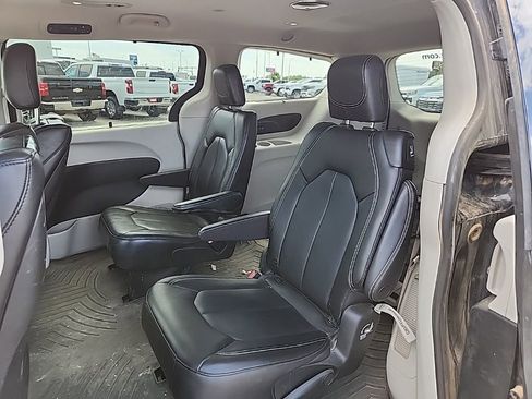 Used 2023 Chrysler Pacifica Touring-L w/ Uconnect Theater Family Group AWD/4WD image 41