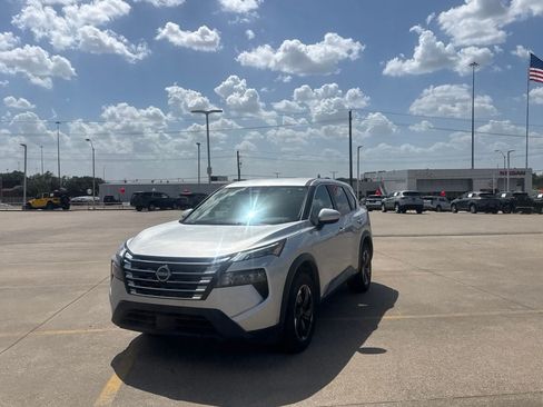 Certified 2025 Nissan Rogue SV FWD image 8