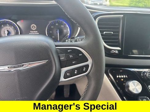Used 2024 Chrysler Pacifica Touring-L FWD image 18