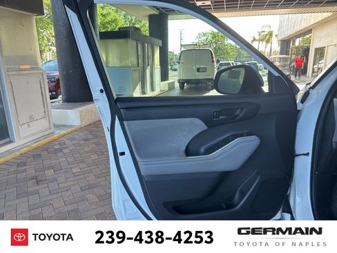 Used 2022 Toyota Highlander LE image 17