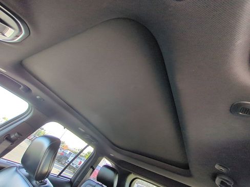 Used 2025 Jeep Grand Cherokee Limited w/ Luxury Tech Group II image 18