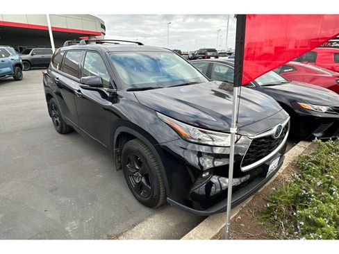 Used 2022 Toyota Highlander LE FWD image 2