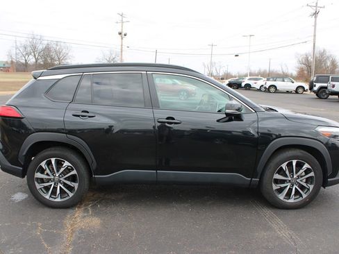 Used 2024 Toyota Corolla Cross XLE image 11