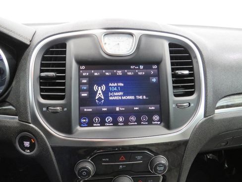 Used 2018 Chrysler 300 Limited image 19