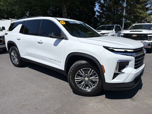 Used 2025 Chevrolet Traverse LT AWD/4WD image 2