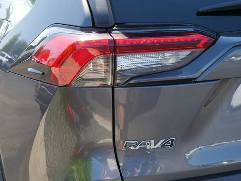 Used 2021 Toyota RAV4 LE AWD/4WD image 17