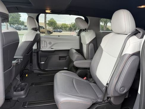 Used 2024 Toyota Sienna XSE FWD image 28