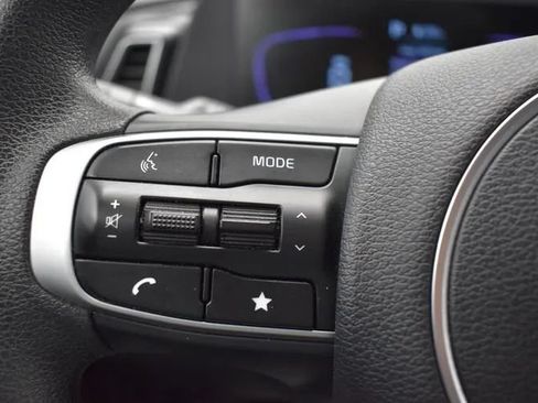 Used 2025 Kia Sportage LX FWD image 23