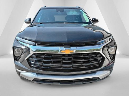 Used 2025 Chevrolet TrailBlazer LT FWD image 2
