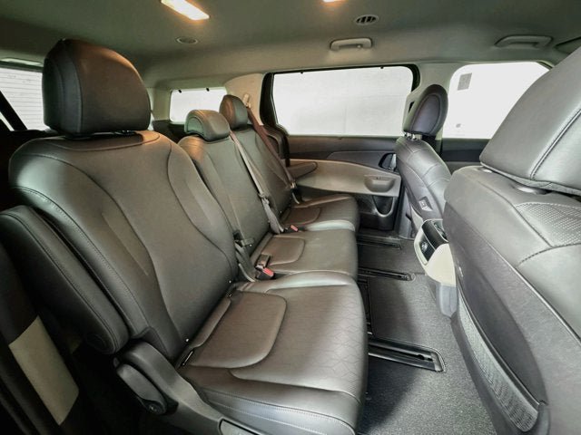 Certified 2026 Kia Carnival EX FWD image 28