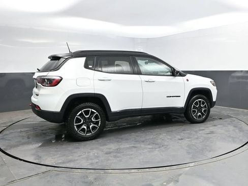 Used 2025 Jeep Compass Trailhawk AWD/4WD image 2