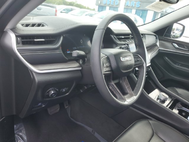 Used 2023 Jeep Grand Cherokee Limited w/ Luxury Tech Group II AWD/4WD image 21