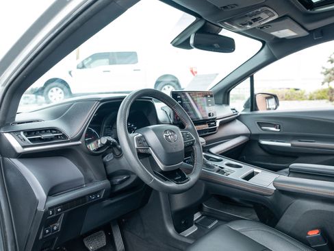Used 2023 Toyota Sienna XSE FWD image 18