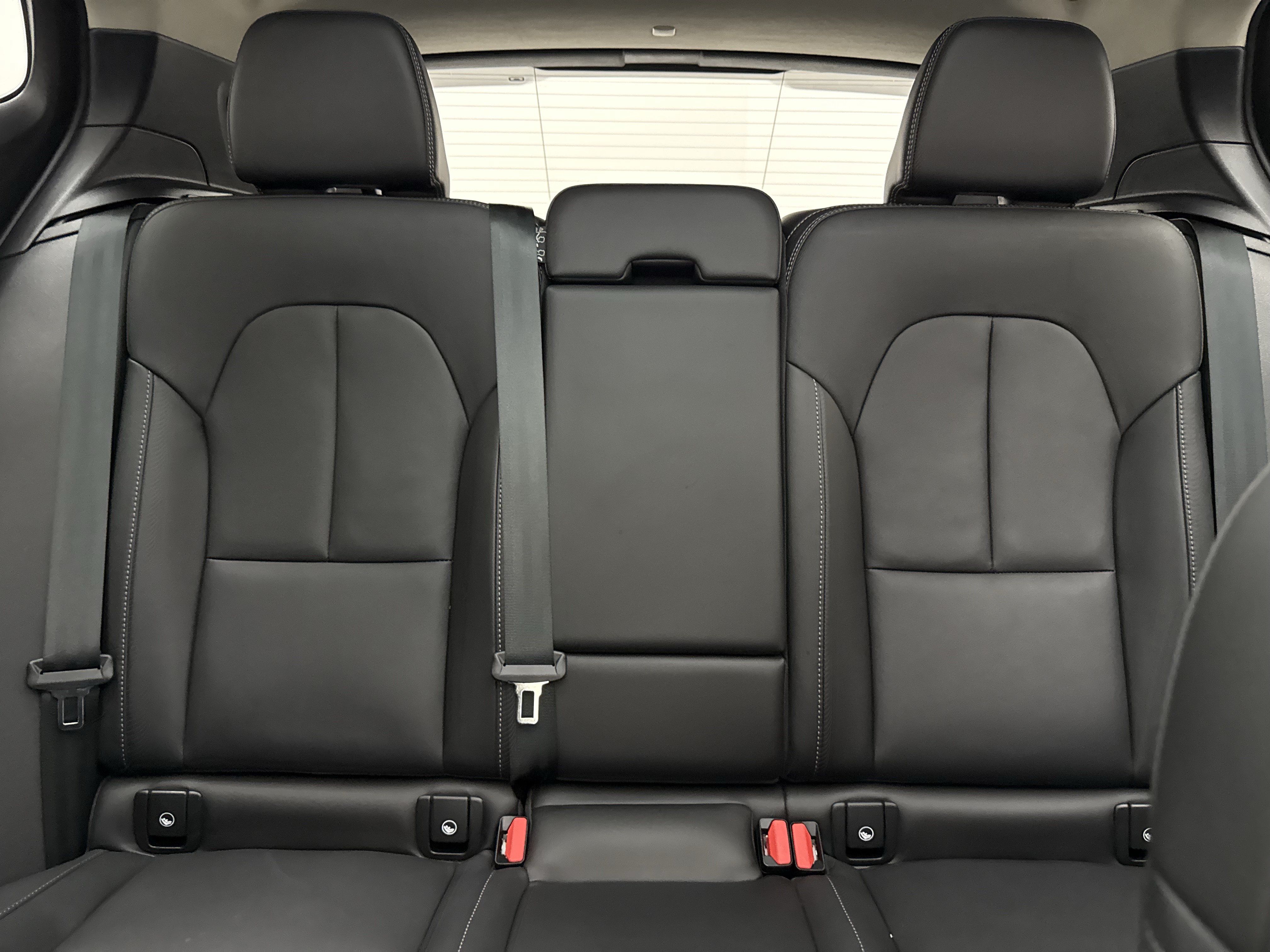 Certified 2024 Volvo XC40 B5 Plus w/ Protection Package Premier AWD/4WD image 27