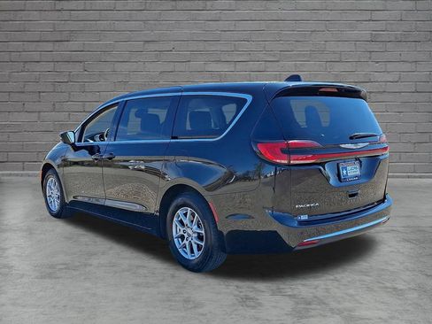 Used 2024 Chrysler Pacifica Touring-L FWD image 8