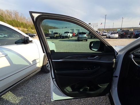 Used 2024 Jeep Grand Cherokee Limited w/ Luxury Tech Group II image 7