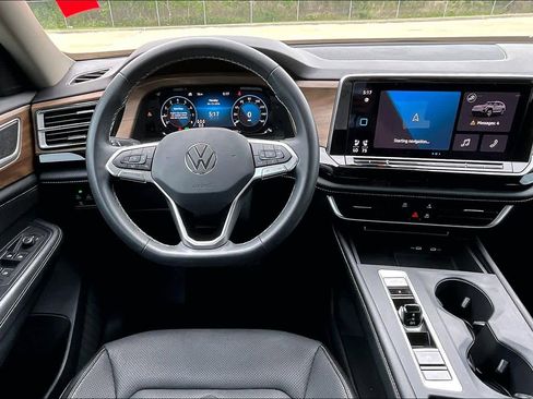 Used 2024 Volkswagen Atlas SE image 6
